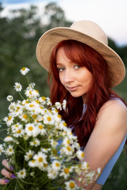 Mujer joven con ramo de flores