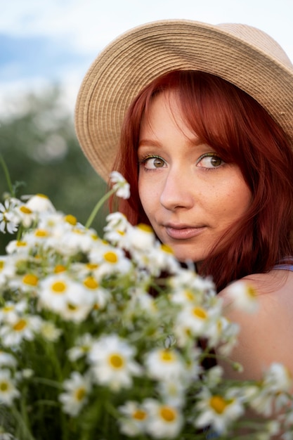 Mujer joven con ramo de flores