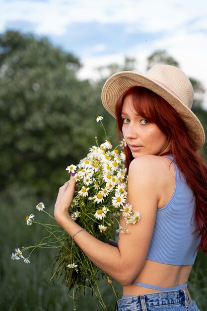 Mujer joven con ramo de flores