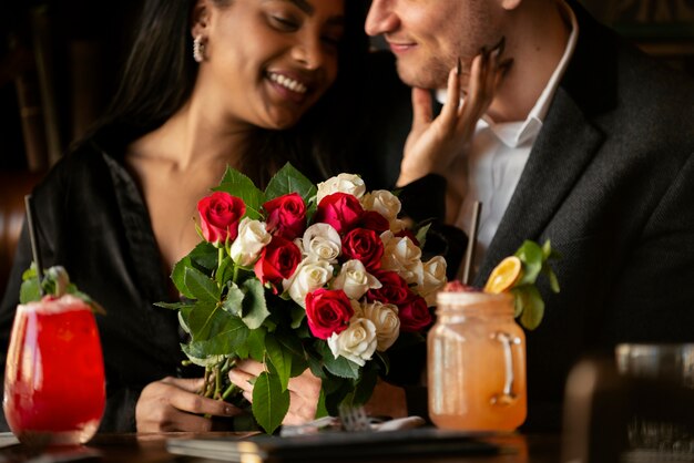 Mujer joven con un ramo de rosas de su novio