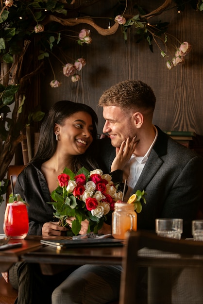 Foto gratuita mujer joven con un ramo de rosas de su novio