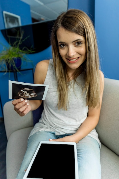 Foto gratuita mujer joven realizando una videoconferencia