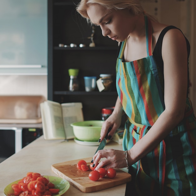 Foto gratuita mujer joven, rebanar, tomates