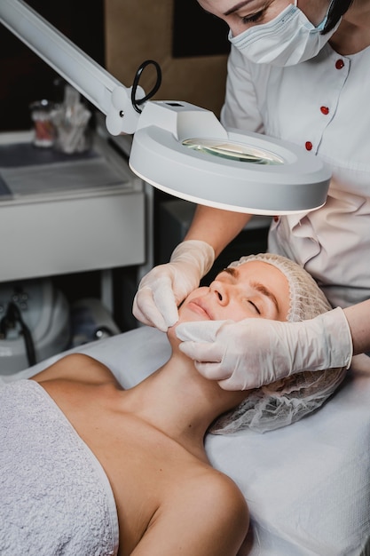 Mujer joven recibiendo un procedimiento de belleza en el spa