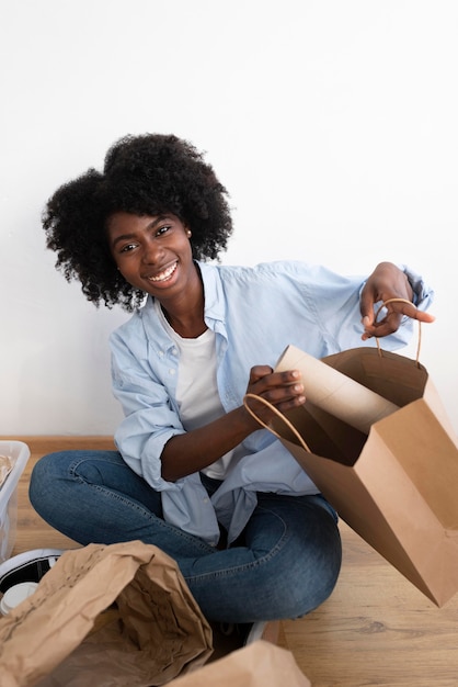 Mujer joven reciclando por un mejor medio ambiente