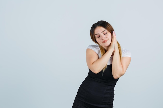 Mujer joven, reclinado, mejilla, en, palmas, y, mirar, sueño