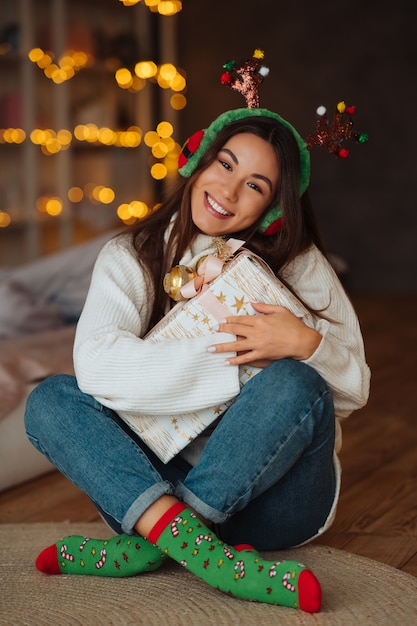 Mujer joven, con, regalo, sonriente