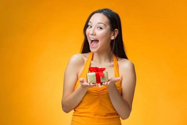 Mujer joven con un regalo