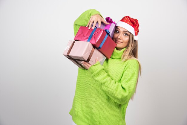 Mujer joven con regalos festivos de Navidad.