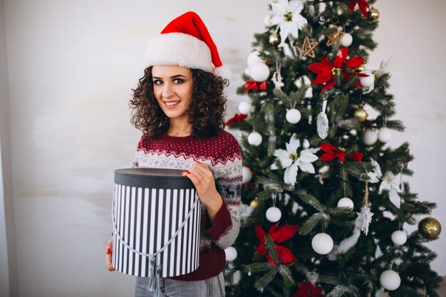 Mujer joven con regalos de navidad