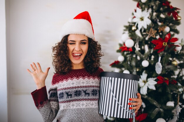 Mujer joven con regalos de navidad