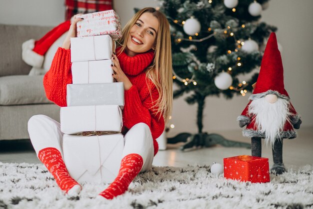 Mujer joven con regalos de Navidad