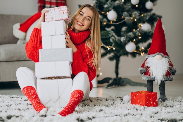 Mujer joven con regalos de Navidad