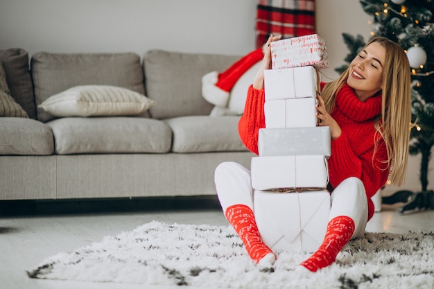 Mujer joven con regalos de Navidad