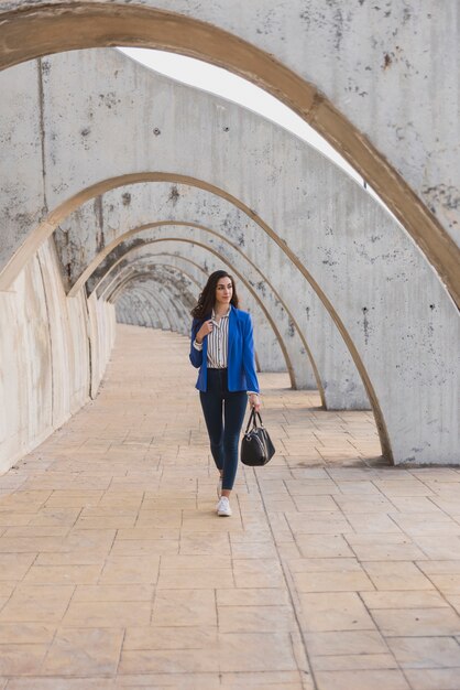 Foto gratuita mujer joven relajada caminando