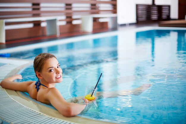 Mujer joven relajándose en el jacuzzi