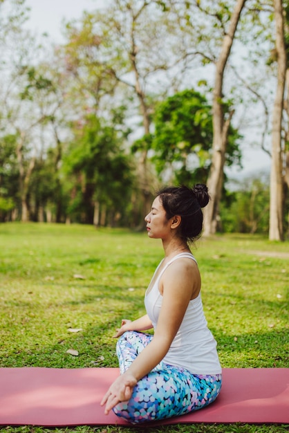 Mujer joven relajándose con yoga