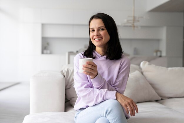 Mujer joven, relajante, en casa, solo