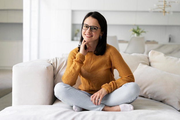 Mujer joven, relajante, en casa, solo