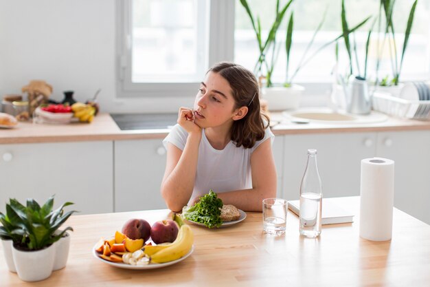 Mujer joven, relajante, en la cocina