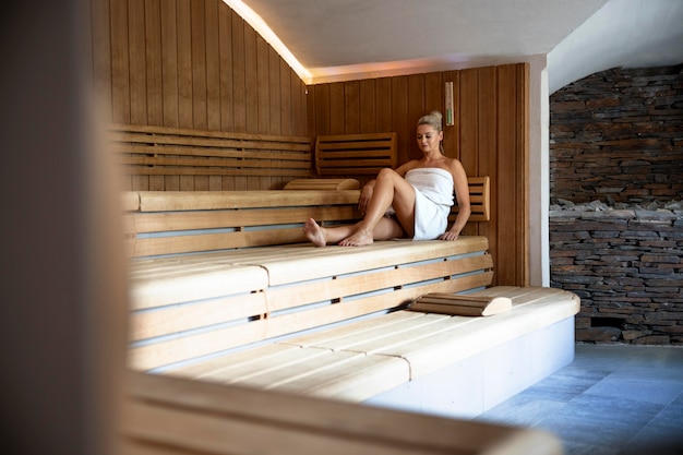 Mujer joven relajante en un hotel spa