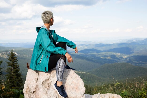 Mujer joven, relajante, en la naturaleza