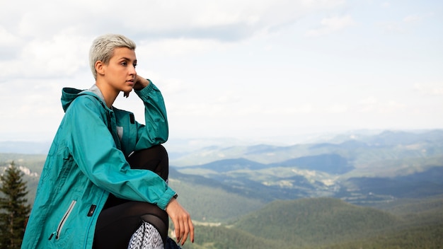 Mujer joven, relajante, en la naturaleza