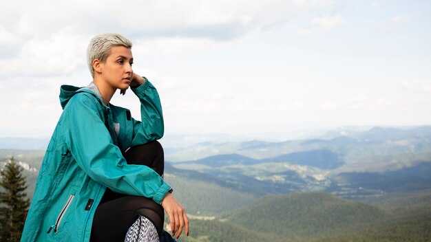 Mujer joven, relajante, en la naturaleza