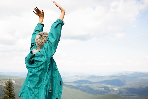 Mujer joven, relajante, en la naturaleza