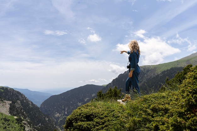 Mujer joven, relajante, en la naturaleza