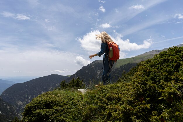 Mujer joven, relajante, en la naturaleza