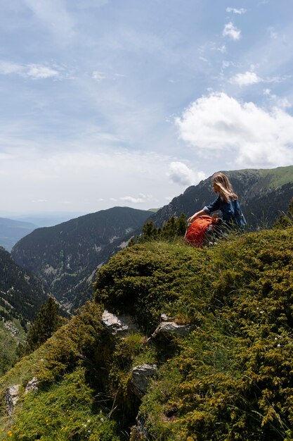 Mujer joven, relajante, en la naturaleza