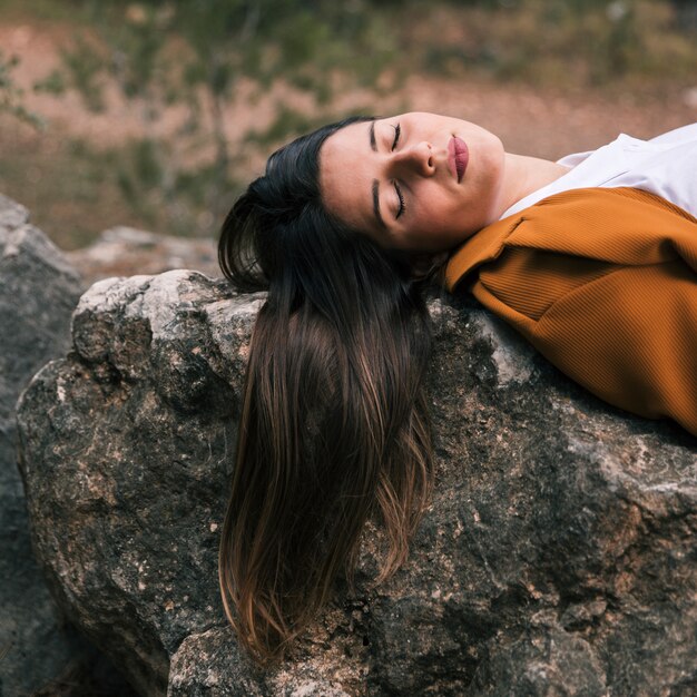 Mujer joven, relajante, en, roca