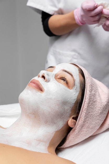 Mujer joven, relajante, en, un, salón de belleza