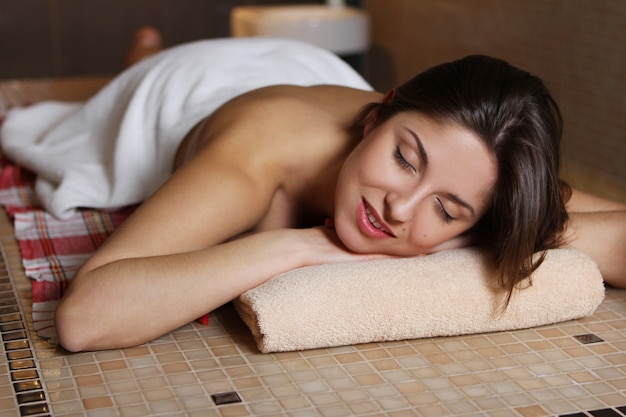 Foto gratuita mujer joven relajante en el salón de spa