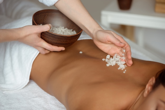 Foto gratuita mujer joven relajante en el salón de spa.