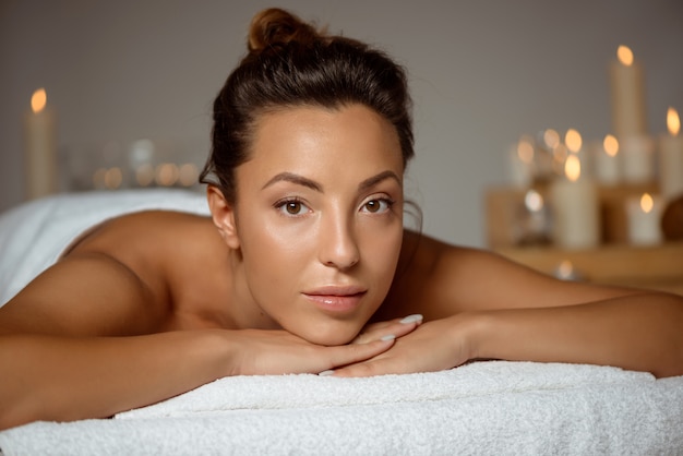 Foto gratuita mujer joven relajante en el salón de spa.