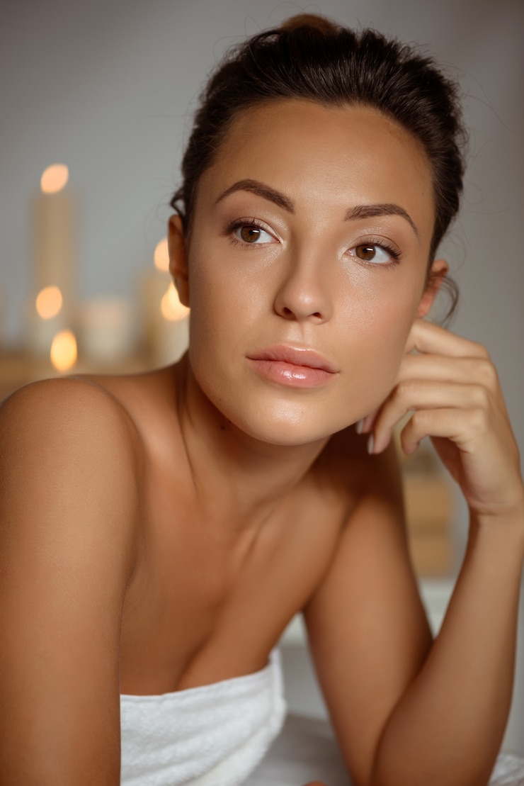 Foto gratuito mujer joven relajante en el salón de spa.