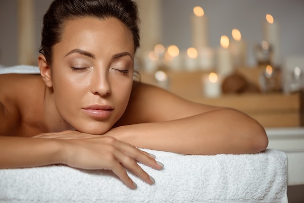 Foto gratuita mujer joven relajante en el salón de spa.