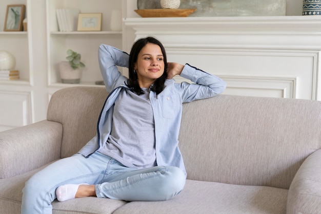 Mujer joven, relajante, en el sofá