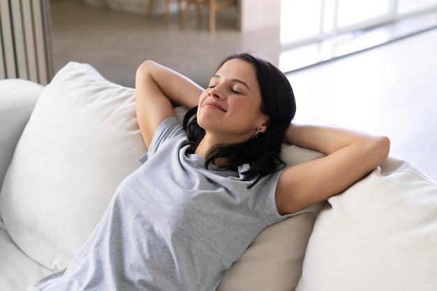 Mujer joven, relajante, solo, en casa