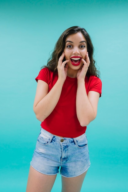 Foto gratuita mujer joven riéndose con la boca abierta