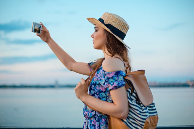 Mujer joven y río en la ciudad