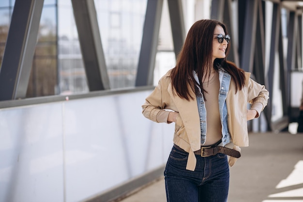 Foto gratuita mujer joven en ropa casual posando en la calle