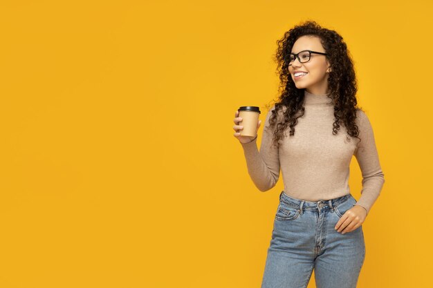 Mujer joven en ropa casual sobre fondo amarillo