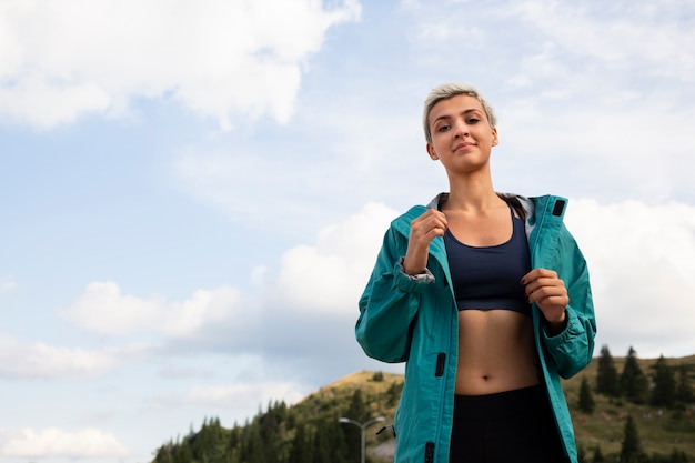 Foto gratuita mujer joven en ropa deportiva en la naturaleza