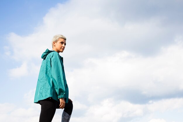 Mujer joven en ropa deportiva en la naturaleza