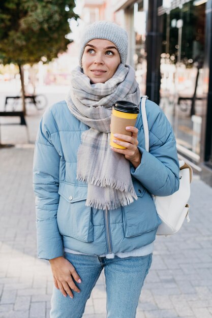 Mujer joven en ropa de invierno al aire libre