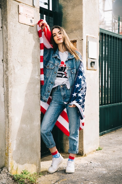 Mujer joven en ropa jeans