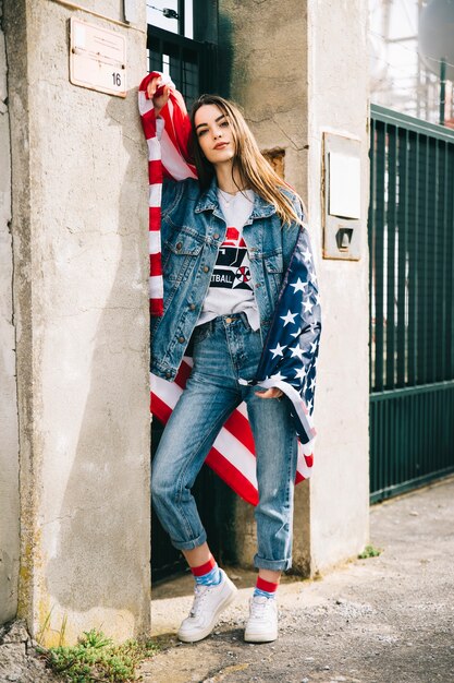 Mujer joven en ropa jeans